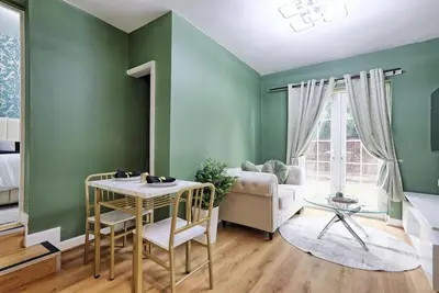 Image de Spacious 2 Bedroom Apartment (Multiple Units Available) – Near Southend Seafront