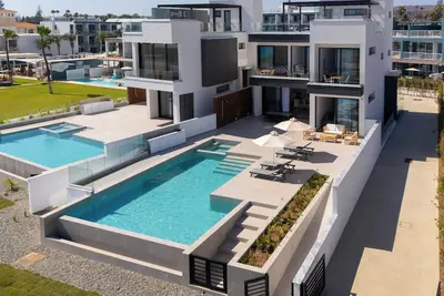 Aqua Beachfront Villas #2, Aqua Beachfront Villas - Villa 2