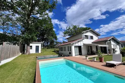 Image de Maison familiale au calme entre mer et montagnes avec piscine - 8 couchages