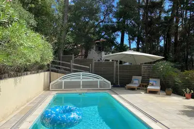 Image de Villa landaise spacieuse avec piscine, au cœur des pins