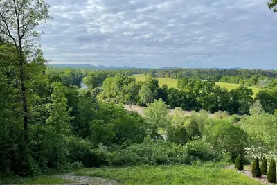 Image de River Bluff offers luxurious living on the Caddo River, with scenic views.