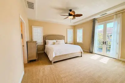 Image de Upscale 4-bedroom spacious house with a backyard in Irvine