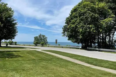 Image de 3-bedroom house sleeps six with unobstructed view of the Lake Erie Sunset!