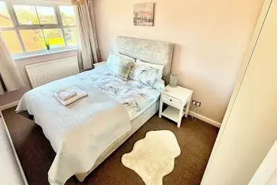 Image de Detached 3-bedroom house with garage and garden.