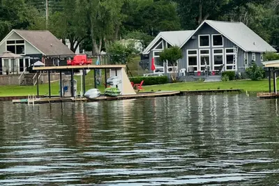Image de Cozy 2-bedroom with loft and separate “kid” house on Cedar Creek Lake