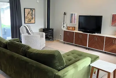 Image de 10 min walk to light rail. Welcoming home near airport, perfect for your getaway