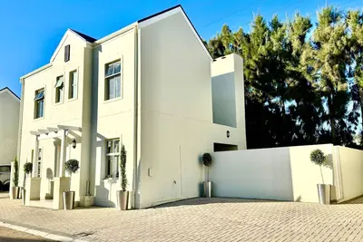 Image de Villa Lyon 4 Bed 4 BathR Gated Estate Sleeps 8