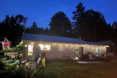 Image de On the Lake, Lakefront Cottage, Pet Friendly, Near Ferris and Cmu