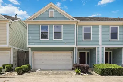 Image de Beautiful 2-bedroom townhome with a loft, perfect for a family visiting Houston.