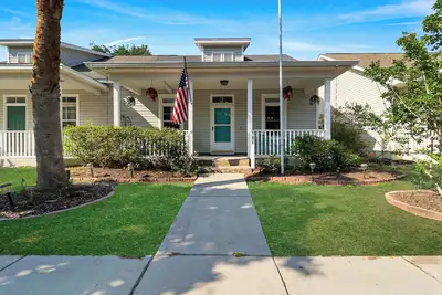 Image de Welcome to Bluffton's own piece of Utopia, a charming 2-bedroom townhome.