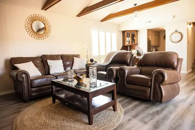Image de Midterm 3-bedroom townhome close to St Joe's Hospital