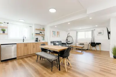 Image de Centrally Located and Fully Renovated apartment, Sleeps 8, Hot Tub and Sauna!