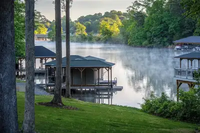 Image de Wolftrap on Lake Anna: Luxury on the lake, Waterfront Cove, Boathouse, Sleeps 14