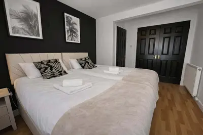 Image de Modern and Clean Glenrothes 5 Bedrom with Garden & Parking & Netflix | Sleeps 8