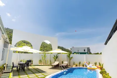 Image de Minimalist-style private villa with unique arched gatewat design & private pool