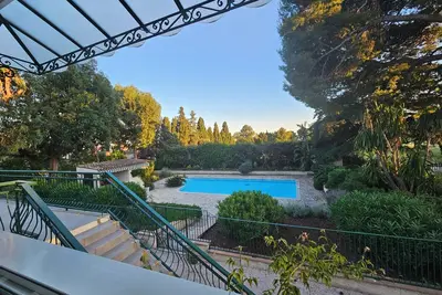 Image de Villa au grand calme avec piscine arborée, village et commerces à 5 min à pieds.