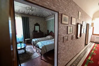 Image de Degas Caprona. Rent single two-bed and three-bed rooms, double rooms.