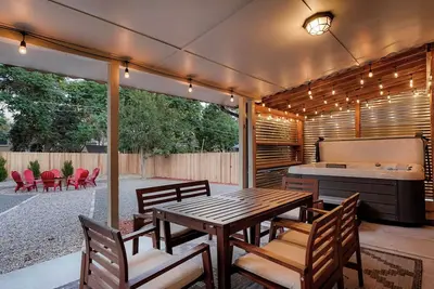 Image de Central Gem ~ Backyard Oasis with Hot Tub and Firepit