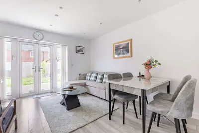 Image de Stylish 2bdr House w Parking Near Heathrow