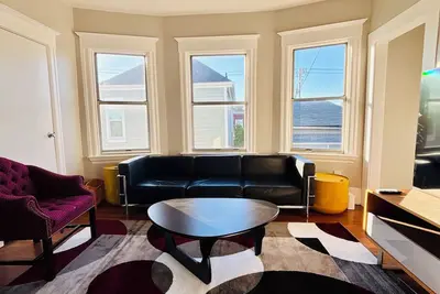 Image de Beautiful 3-bedroom condo one block to Bart, one stop to Sf