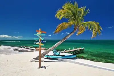 Image de Private Oceanfront, beach, dock and Hottub