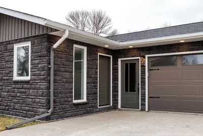 Image de Cozy prairie retreat in Niverville, Mb. Large outdoor and indoor space!