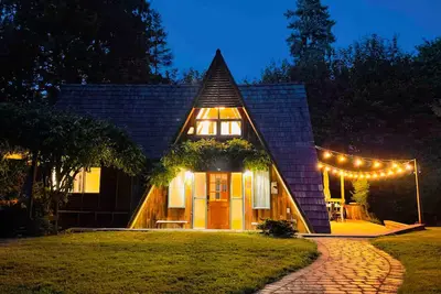 Image de Burke Bay A-Frame Retreat w/Cedar Hot Tub - 15 Minutes to Seattle Ferry