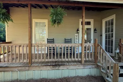 Image de Charming 2-bedroom farmhouse in enchanting Americus with Ac