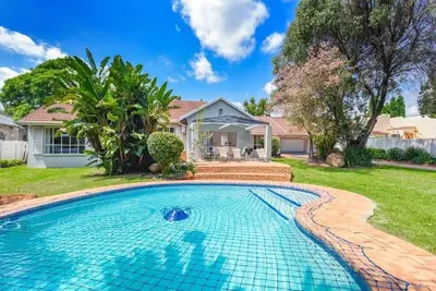 Modern 4br Sandton Home  Pool, Office, Backup Power & Fast WiFi