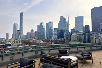 Image de 2-bed, 2-bath spacious condo one block from St Lawrence market
