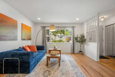 Image de Modern Retreat near Downtown & Stampede | Ac | Free Park | Backyard | Deck| Bbq