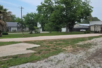 Image de Large, secluded Rv pad w/ water access to Lake Lbj for your outdoor adventures