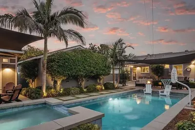 Image de 3 bedroom & 2 bathroom home in Glendora, Ca with a pool and spa/hot tub