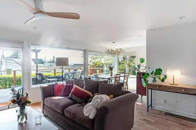 Image de Water and Mountain Views, 2 Kitchens, 2 Decks, Sunny Hilltop Retreat, Sleeps 11