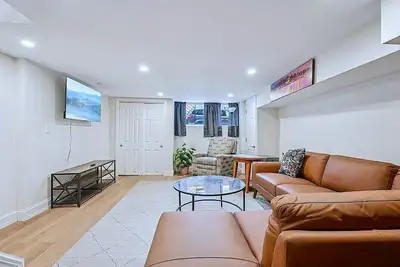 Image de Large 3br Good for Crews or Groups ~1mi to Stadiums~ Flex Space ~ Near Groceries
