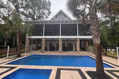 Image de Unwind in Style: Premium Lakefront Oasis w Hot Tub, Dock, and Over-Water Sun Net