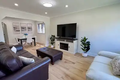 Image de A Light-filled Nordic-Style Haven Near Beach, Greektown & Danforth (10 Mins)