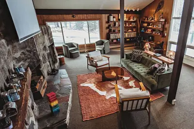 Image de Entire Hideaway Inn Buyout, 26 Rooms, Pool, Hot Tub, Sauna, Steps from Mt. Snow