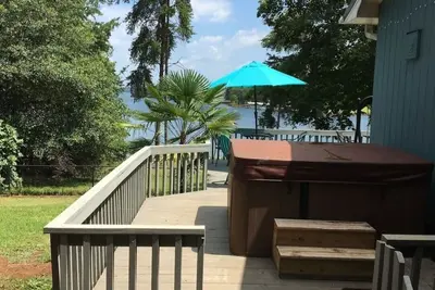 Image de Lakehouse Retreat with dock, paddle boat, hot tub, canoe & kayaks! Lake Hartwell
