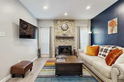 Image de Cozy, dog-friendly townhome close to the Galleria & minutes to Nrg