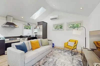 Image de Light-filled house with private deck, fast downtown access, free street parking