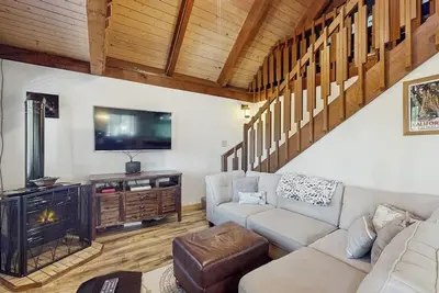 Image de Charming cabin with partial lake view, private hot tub and music room