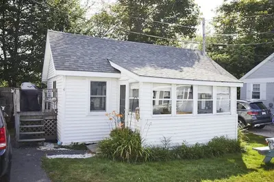 Image de Traditional Centrally Located Cottage. . . walk to downtown and beaches