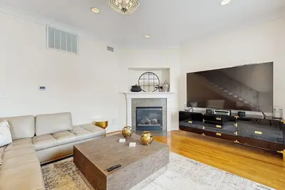 Image de Stunning townhome seconds to Downtown in the Museum District - incredible views