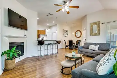 Image de Modern Home Near Dfw: Work, Play + Relax!