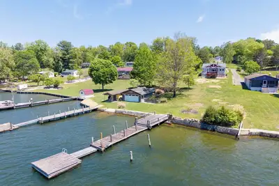 Image de Lakefront Radford retreat with private dock, deck dining, Samsung Smart Tv, and cozy queen bedrooms.