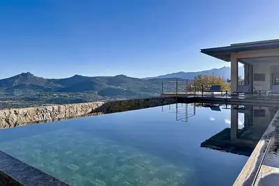 Image de Villa grand standing, piscine à débordement, vue panoramique montagne