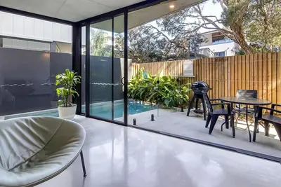 Image de Luxurious three level townhouse by the beach