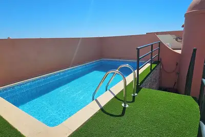 Image de Penthouse à 65m de la plage, avec piscine privée dans un solarium, Wifi