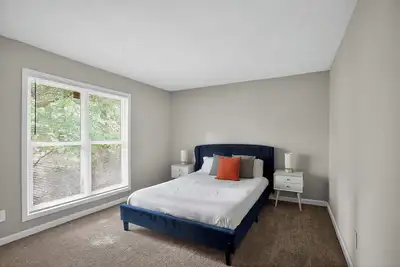 Image de Spacious 2br with 1. 5 baths, modern living